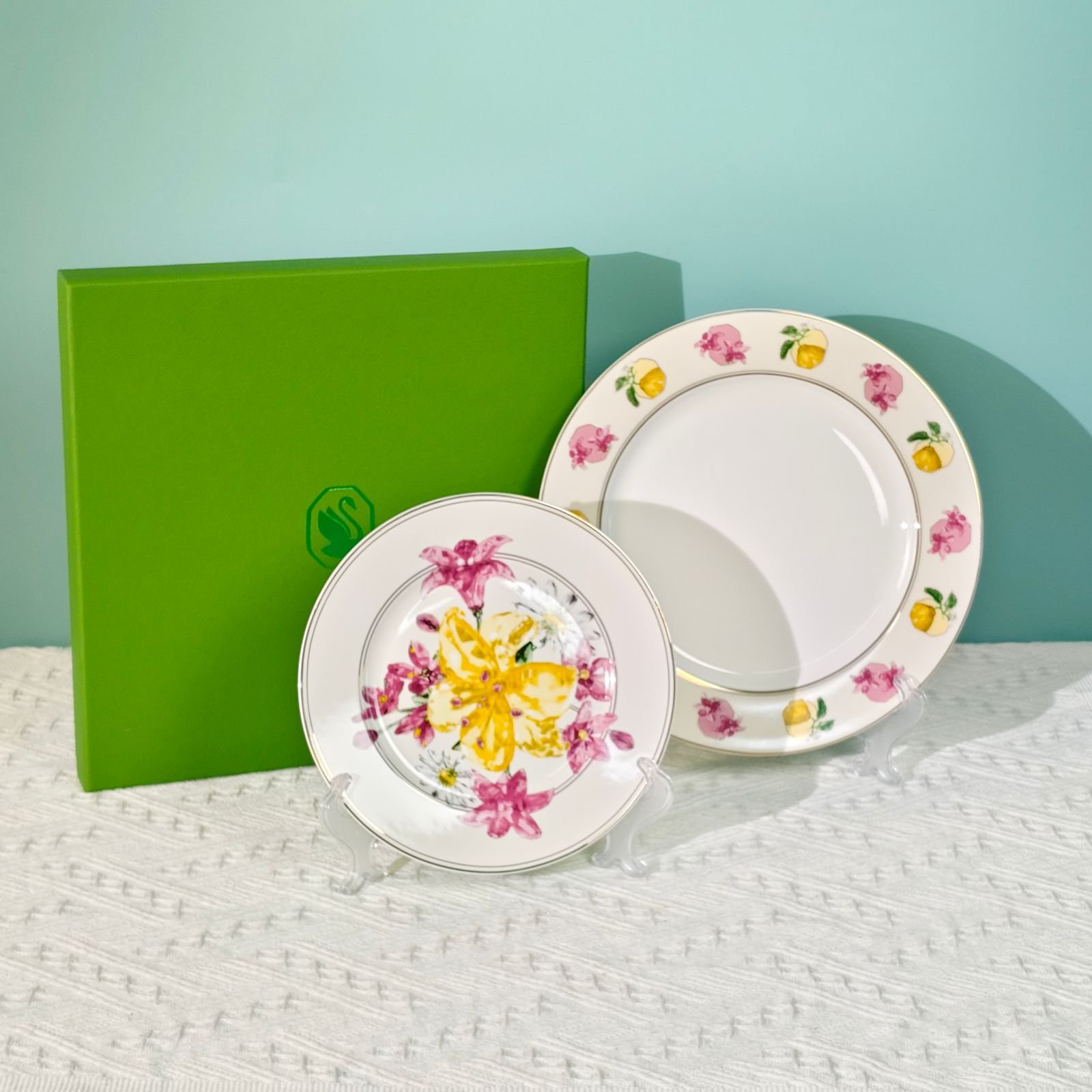 Swarovski Signum plate set of two plates 8 and 10 inches, Marshmallow color - Swarovski Plates | Buy Online in UAE